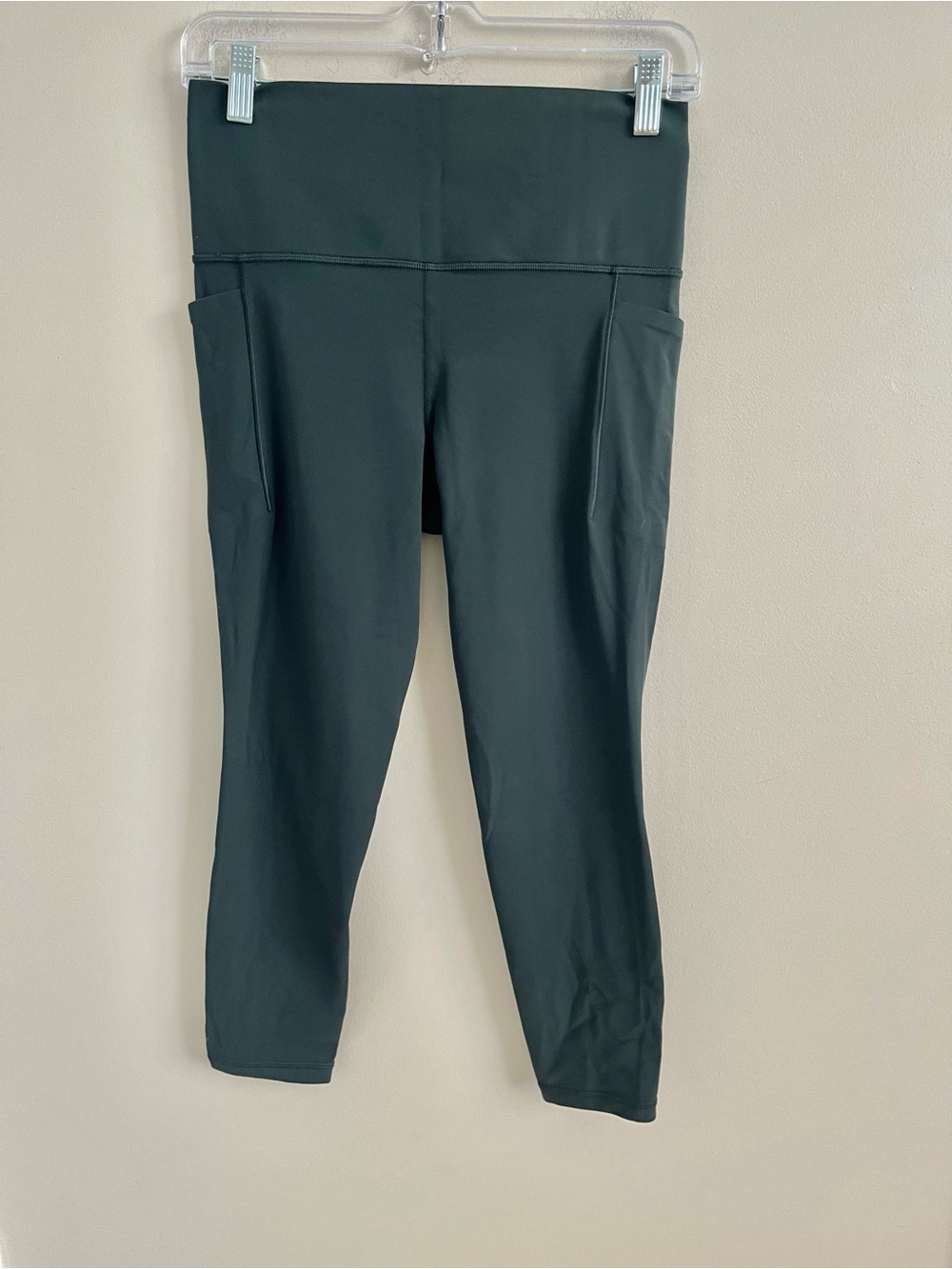 NWT-Athleta Salutation Stash 7/8 Tight
Medium
